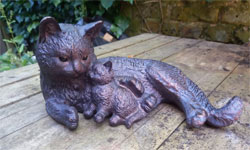 Image of Cat and Kitten Sculpture Figurine - Mother Cat Cuddling Baby Kitten