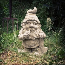 Small Image of Gnome Smoking Stone